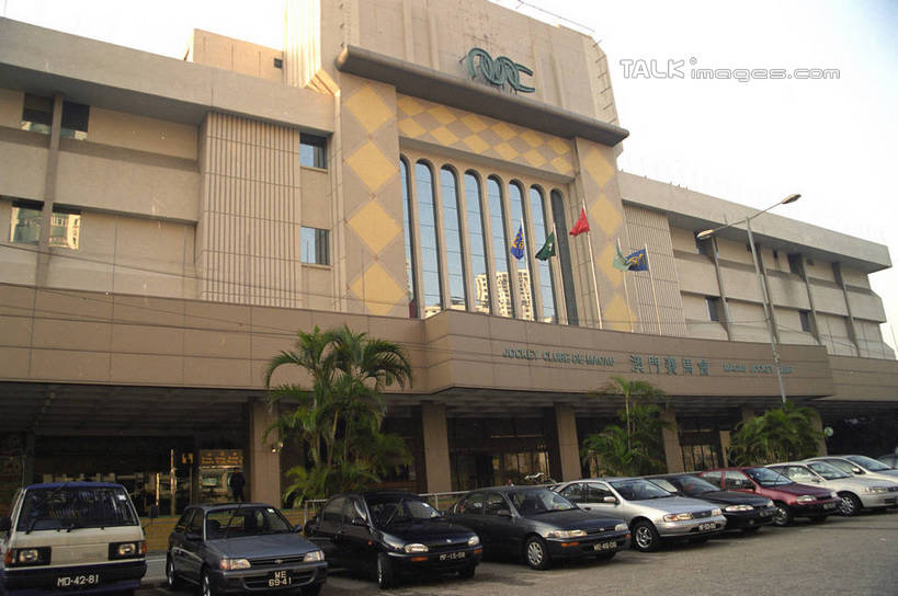 无人,横图,室外,白天,仰视,旅游,度假,植物,标志建筑,道路,地标,建筑,路,公路,汽车,棕榈树,叶子,香港,中国,亚洲,一排,阴影,整齐,光线,影子,云,云朵,绿叶,交通,云彩,娱乐,建设,车,树,树木,排列,蓝色,绿色,白云,蓝天,天空,阳光,自然,交通工具,轿车,天,享受,休闲,嫩叶,旅游胜地,放松,生长,晴朗,成长,港,队列,载具,东亚,棕榈叶,湾仔,香港特别行政区,港澳台,中华人民共和国,湾仔区,叶,叶片,晴空,马路,棕树,棕榈,彩图,低角度拍摄,香港赛马会,跑马地,shzwj1