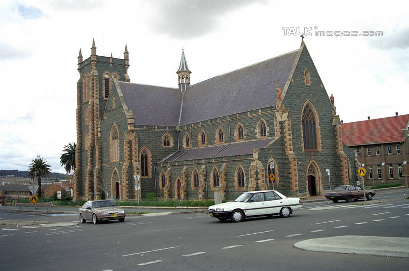 无人,教堂,横图,室外,白天,仰视,旅游,度假,标志建筑,道路,地标,建筑,路,公路,汽车,澳大利亚,阴影,节日,光线,影子,云,云朵,交通,首都,云彩,文化,娱乐,建设,车,蓝色,白云,蓝天,天空,阳光,交通工具,轿车,天,祈祷,享受,休闲,健康,旅游胜地,放松,许愿,宗教,信仰,晴朗,纪念,祈求,基督教,天主教,载具,大洋洲,澳洲,信念,堪培拉,南方大陆,澳大利亚联邦,平安,晴空,马路,彩图,低角度拍摄,大教堂,礼拜堂,shzwj1