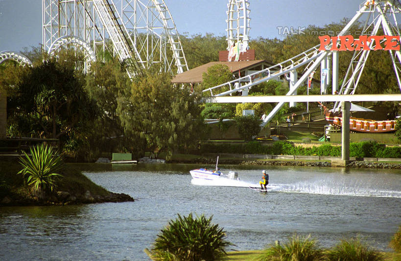 无人,游乐园,横图,室外,白天,正面,度假,游戏,河流,美景,树林,水,植物,城市风光,城市,游乐场,澳大利亚,阴影,飞溅,溅,光线,液体,影子,河水,景观,水滴,水流,玩,娱乐,水珠,树,树木,蓝色,绿色,蓝天,天空,阳光,自然,天,享受,休闲,景色,放松,游乐设施,海盗船,生长,晴朗,成长,活动,发泄,喷洒,消遣,智力,大洋洲,澳洲,黄金海岸,昆士兰州,万里无云,南方大陆,宣泄,澳大利亚联邦,昆士兰,乐园,主题公园,游艺设施,澳大利亚黄金海岸,晴空,晴空万里,玩耍,嬉戏,彩图,人造公园,主题乐园,shzwj1