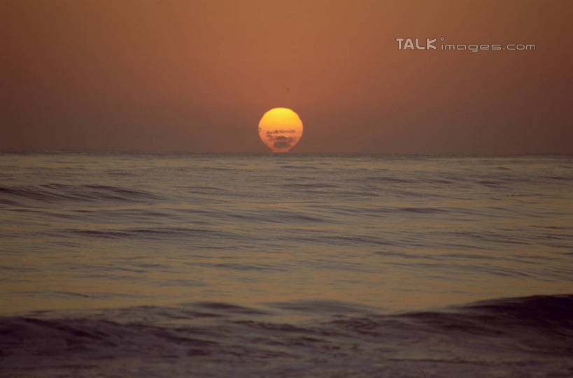 无人,横图,室外,白天,正面,旅游,度假,海浪,海洋,美景,日落,沙滩,澳大利亚,阴影,光线,沙子,影子,海岸,景观,浪花,水平线,晚霞,霞光,落日,辽阔,海平线,沙地,娱乐,倒影,阳光,自然,海水,黄昏,享受,休闲,广阔,景色,彩霞,放松,一望无际,倒映,自然风光,大洋洲,澳洲,海景,黄金海岸,昆士兰州,南方大陆,澳大利亚联邦,昆士兰,无边无际,一马平川,夕照,反照,薄暮,澳大利亚黄金海岸,大海,风浪,海,海水的波动,海滩,近岸浪,涌浪,夕阳,彩图,傍晚,水天相接,水天一线,斜阳,shzwj1