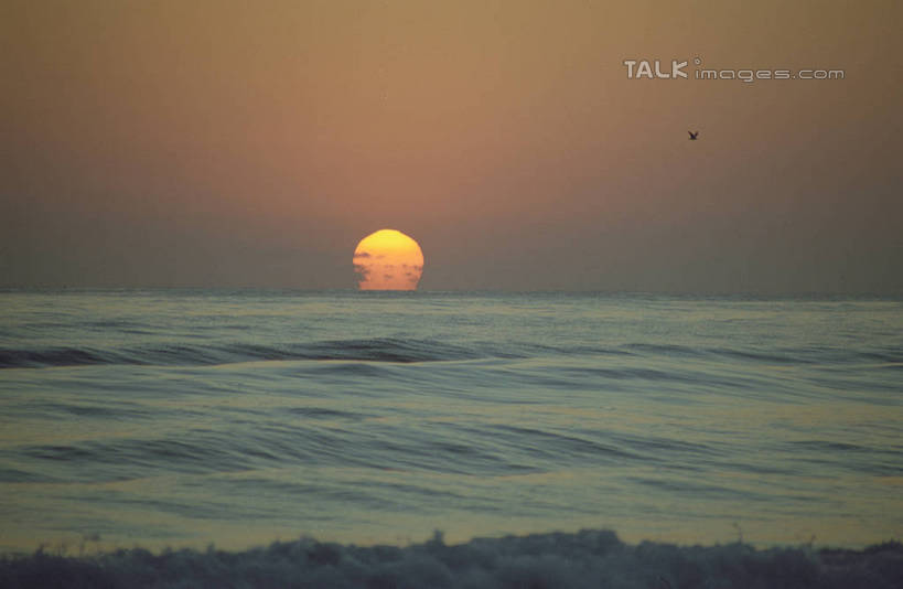 无人,横图,室外,白天,正面,旅游,度假,海浪,海洋,美景,日落,沙滩,澳大利亚,阴影,光线,沙子,影子,海岸,景观,浪花,水平线,晚霞,霞光,落日,辽阔,海平线,沙地,娱乐,倒影,阳光,自然,海水,黄昏,享受,休闲,广阔,景色,彩霞,放松,一望无际,倒映,自然风光,大洋洲,澳洲,海景,黄金海岸,昆士兰州,南方大陆,澳大利亚联邦,昆士兰,无边无际,一马平川,夕照,反照,薄暮,澳大利亚黄金海岸,大海,风浪,海,海水的波动,海滩,近岸浪,涌浪,夕阳,彩图,傍晚,水天相接,水天一线,斜阳,shzwj1