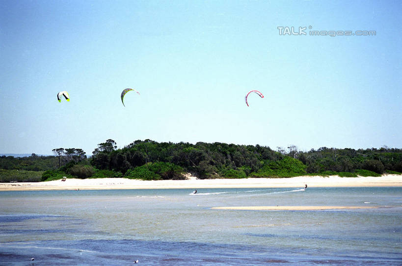 无人,横图,室外,白天,正面,旅游,度假,海浪,海洋,美景,森林,沙滩,树林,植物,降落伞,澳大利亚,阴影,光线,沙子,影子,海岸,景观,浪花,沙地,着陆,娱乐,树,树木,蓝色,绿色,蓝天,天空,阳光,自然,海水,天,享受,休闲,景色,放松,生长,晴朗,成长,登陆,自然风光,载具,下降,大洋洲,降落,澳洲,海景,黄金海岸,昆士兰州,万里无云,南方大陆,澳大利亚联邦,昆士兰,航空工具,减速器,澳大利亚黄金海岸,大海,风浪,海,海水的波动,海滩,近岸浪,涌浪,晴空,晴空万里,彩图,shzwj1