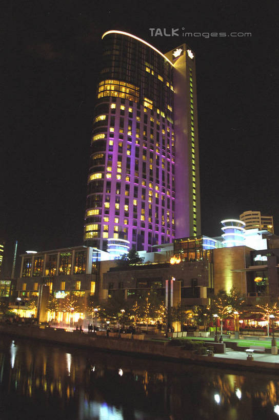 无人,高楼大厦,竖图,室外,夜晚,正面,度假,河流,美景,水,植物,城市风光,城市,大厦,建筑,路灯,摩天大楼,夜景,照明,澳大利亚,阴影,光线,影子,河水,景观,水流,灯光,娱乐,建设,灯,树,树木,绿色,倒影,自然,享受,休闲,景色,放松,生长,成长,照亮,倒映,照明设备,大洋洲,澳洲,墨尔本,南方大陆,首府,澳大利亚联邦,维多利亚,维多利亚州,新金山,反照,彩图,大楼,高层建筑,高楼,摩天楼,shzwj1