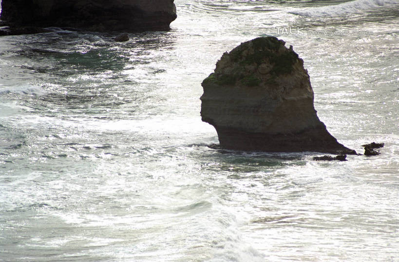 无人,公园,横图,俯视,室外,白天,旅游,度假,海浪,海洋,石头,美景,澳大利亚,阴影,光线,石子,影子,景观,浪花,娱乐,阳光,自然,海水,享受,休闲,景色,放松,国家公园,自然风光,大洋洲,澳洲,海景,墨尔本,南方大陆,首府,澳大利亚联邦,坎贝尔港国家公园,维多利亚,维多利亚州,新金山,十二门徒石,大洋路,十二使徒岩,大海,风浪,海,海水的波动,近岸浪,石块,涌浪,彩图,高角度拍摄,shzwj1