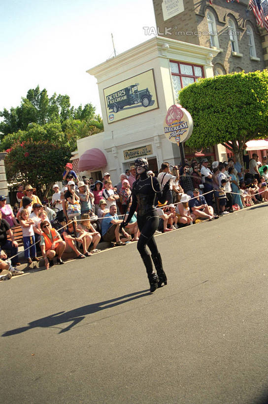 西方人,家,站,坐,竖图,室外,白天,仰视,旅游,度假,标志建筑,道路,地标,建筑,路,公路,欧洲,澳大利亚,欧洲人,行人,游客,游人,阴影,服装,光线,影子,房屋,屋子,交通,许多人,注视,休闲装,娱乐,建设,楼房,路人,旅客,住宅,衣服,蓝色,蓝天,天空,阳光,天,观察,看,站着,一群人,享受,休闲,休闲服,旅游胜地,放松,服饰,晴朗,观看,察看,衣着,穿着,关注,大洋洲,澳洲,表演服,演出服,黄金海岸,昆士兰州,万里无云,南方大陆,澳大利亚联邦,昆士兰,衣饰,过客,澳大利亚黄金海岸,道具服,男人,男性,年轻男性,年轻女性,女人,女性,白种人,晴空,晴空万里,马路,站立,坐着,半身,彩图,低角度拍摄,房子,冲浪者天堂,华纳电影世界,华纳兄弟电影世界,shzwj1