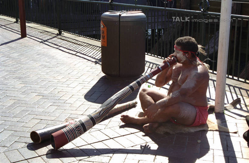 西方人,一个人,栏杆,坐,盘腿,横图,俯视,室外,白天,欧洲,澳大利亚,欧洲人,仅一个年轻女性,仅一个女性,仅一个人,阴影,服装,环保,光线,影子,围栏,大号,垃圾桶,乐器,铜管乐器,吹奏,演奏,注视,休闲装,护栏,衣服,阳光,容器,观察,看,休闲,休闲服,服饰,能源,观看,储藏,垃圾箱,回收,资源,察看,储存,关注,铜管,大洋洲,悉尼,澳洲,利用,低碳,循环,南方大陆,首府,澳大利亚联邦,雪梨,新州,持续,低音大号,新南威尔士,新南威尔士州,年轻女性,女人,女性,白种人,盘腿而坐,盘膝,盘着腿的,盘着腿坐,双腿交叉,坐着,彩图,高角度拍摄,全身,贮存,shzwj1