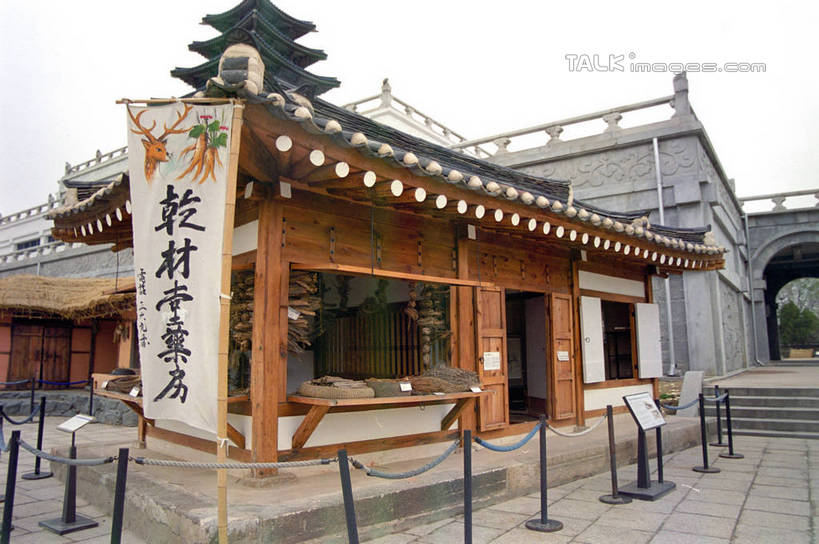 无人,博物馆,宫殿,横图,室外,白天,仰视,旅游,度假,标志建筑,地标,建筑,景福宫,首尔,汉城,韩国,亚洲,阴影,研究,光线,标志,文字,影子,字符,首都,教育,分开,娱乐,标识,建设,蓝色,蓝天,天空,阳光,天,享受,休闲,汉字,隔断,旅游胜地,放松,隔离带,晴朗,展览,隔离,欣赏,中文,间隔,陈列,东亚,国立民俗博物馆,万里无云,国文,华文,断绝,隔开,屏蔽,屏绝,远离,中断,阻遏,阻隔,大韩民国,首尔市,首尔特别市,特别市,北阙,王宫,典藏,晴空,晴空万里,彩图,低角度拍摄,栏杆座,一米线,韩国国立民俗博物馆,shzwj1