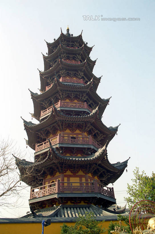 无人,寺庙,竖图,全景,室外,白天,仰视,旅游,度假,名胜古迹,天际线,植物,标志建筑,地标,建筑,上海,中国,亚洲,阴影,节日,遗迹,光线,影子,燃烧,古迹,文化,文物,娱乐,建设,古建筑,树,树木,绿色,天空,阳光,自然,香火,庙宇,天,祈祷,享受,休闲,健康,旅游胜地,放松,许愿,宗教,信仰,生长,成长,纪念,祈求,申,古文明,东亚,龙华寺,徐汇区,上海市,中华人民共和国,沪,华东地区,平安,彩图,低角度拍摄,庙,寺,shzwj1