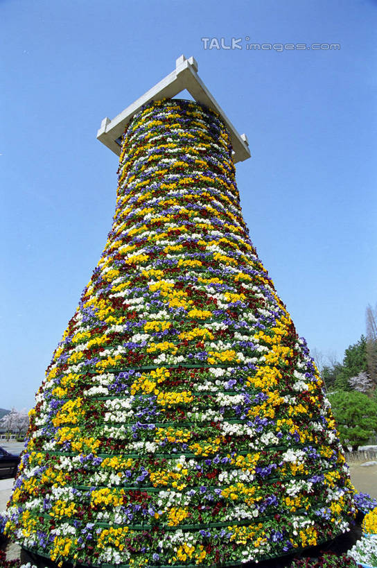 无人,家,竖图,室外,白天,仰视,旅游,度假,植物,标志建筑,地标,建筑,庆州,韩国,亚洲,阴影,光线,影子,房屋,屋子,娱乐,建设,楼房,住宅,树,树木,蓝色,绿色,蓝天,天空,阳光,自然,天,享受,休闲,旅游胜地,放松,生长,晴朗,成长,东亚,万里无云,大韩民国,庆尚北道,庆州市,晴空,晴空万里,彩图,低角度拍摄,房子,道,shzwj1