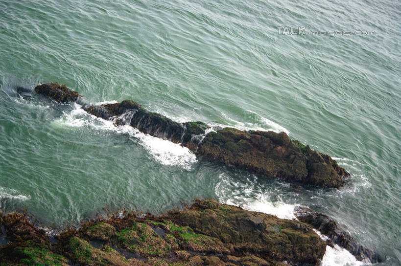 无人,横图,俯视,室外,白天,旅游,度假,海浪,海洋,石头,美景,沙滩,山,山脉,中国,亚洲,阴影,光线,沙子,石子,影子,海岸,景观,浪花,山顶,山峰,沙地,山峦,娱乐,山东,阳光,自然,海水,群山,享受,休闲,景色,放松,自然风光,海景,东亚,山东省,成山头,威海,中华人民共和国,华东地区,鲁,威海市,颠峰,极峰,大海,风浪,海,海水的波动,海滩,近岸浪,石块,涌浪,彩图,高角度拍摄,天尽头,龙须岛镇,成山角,荣成,荣成市,shzwj1