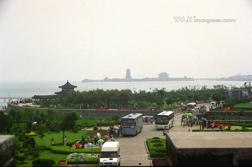 无人,横图,室外,白天,正面,旅游,度假,草地,草坪,海浪,海洋,美景,植物,标志建筑,地标,建筑,公共汽车,中国,亚洲,阴影,光线,影子,景观,浪花,巴士,公交车,娱乐,建设,蓬莱,山东,烟台,车,草,树,树木,蓝色,绿色,蓝天,天空,阳光,自然,海水,交通工具,天,享受,休闲,旅游胜地,景色,放松,生长,晴朗,成长,自然风光,载具,海景,东亚,山东省,万里无云,中华人民共和国,华东地区,鲁,烟台市,大海,风浪,海,海水的波动,近岸浪,涌浪,晴空,晴空万里,彩图,蓬莱水城,蓬莱市,shzwj1