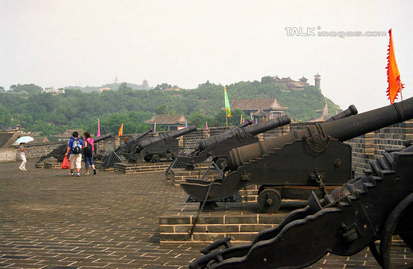 东方人,三个人,走,横图,室外,白天,正面,旅游,度假,竞争,石头,美景,山,山脉,标志建筑,地标,建筑,旗帜,中国,亚洲,行人,游客,游人,对抗,阴影,服装,冲突,光线,伞,石子,影子,雨伞,遮阳伞,景观,山顶,山峰,山峦,注视,休闲装,黄种人,破坏,娱乐,旗子,阳伞,建设,蓬莱,山东,烟台,路人,旅客,衣服,蓝色,蓝天,天空,阳光,自然,群山,天,观察,看,享受,休闲,休闲服,炮,武器,旅游胜地,景色,放松,战争,服饰,晴朗,观看,损坏,察看,太阳伞,攻击,威胁,对立,关注,矛盾,自然风光,兵器,防御,东亚,山东省,万里无云,中华人民共和国,华东地区,敌对,挫败,斗争,抗拒,抗衡,杀伤,威慑,鲁,烟台市,旌旗,旗号,颠峰,极峰,过客,危险,男人,男性,年轻男性,年轻女性,女人,女性,亚洲人,石块,晴空,晴空万里,步行,散步,走路,彩图,全身,蓬莱水城,蓬莱市,shzwj1