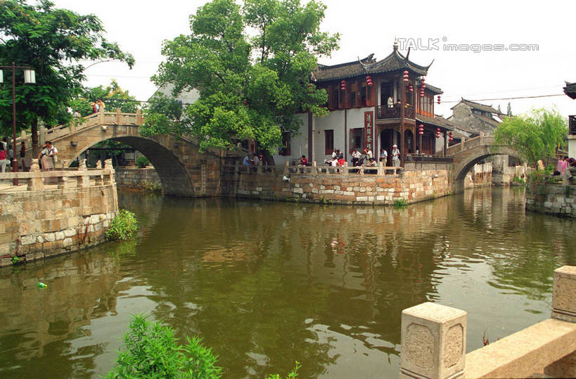 无人,家,横图,室外,白天,正面,旅游,度假,河流,石头,名胜古迹,水,植物,标志建筑,地标,建筑,照明,上海,中国,亚洲,阴影,波纹,遗迹,光线,灯笼,石子,影子,纸灯笼,房屋,屋子,河水,水流,桥,涟漪,古迹,文物,娱乐,建设,古建筑,石桥,楼房,拱桥,住宅,栈桥,树,树木,蓝色,绿色,倒影,蓝天,水纹,天空,阳光,自然,灯具,波浪,天,享受,休闲,旅游胜地,放松,拱形,生长,晴朗,成长,人行桥,石拱桥,照亮,申,倒映,照明设备,古文明,东亚,枫泾,金山区,上海市,上海枫泾古镇,万里无云,中华人民共和国,沪,华东地区,水晕,反照,枫泾镇,沪上八景,新沪上八景,石块,晴空,晴空万里,彩图,房子,shzwj1