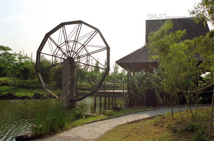 无人,公园,家,木屋,横图,室外,白天,正面,旅游,度假,农业,灌溉,草地,草坪,河流,美景,水,植物,道路,路,上海,中国,亚洲,阴影,波纹,光线,工具,影子,河水,景观,水流,小路,水车,交通,涟漪,娱乐,住宅,草,树,树木,蓝色,绿色,倒影,蓝天,水纹,天空,阳光,自然,波浪,天,享受,休闲,景色,放松,共青森林公园,生长,晴朗,成长,申,倒映,自然风光,杨浦区,东亚,农具,森林公园,上海市,万里无云,中华人民共和国,沪,华东地区,水晕,孔明车,天车,反照,晴空,晴空万里,彩图,茅舍,茅屋,棚屋,小木屋,小屋,军工路,上海共青国家森林公园,shzwj1