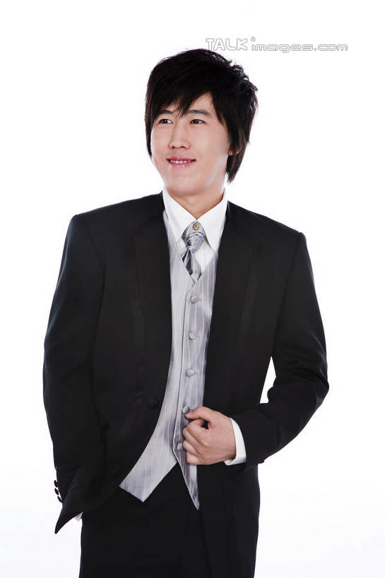 东方人,一个人,新郎,站,笑,微笑,竖图,室内,白天,白色背景,正面,衬衫,西装,婚礼,快乐,亚洲,仅一个男性,仅一个人,套装,正装,庆祝,领带,结婚,注视,职业装,黄种人,仅一个年轻男性,观察,看,站着,喜庆,摄影,影棚,观看,纪念,察看,象征,庄重,关注,身份,手插袋,单手插袋,单手抄兜,单手放兜,正式,地位,男人,男性,年轻男性,亚洲人,插兜,手插兜,手放口袋,站立,半身,彩图,影棚拍摄,衬衣,高兴,拍摄,手抄兜,shzxh1