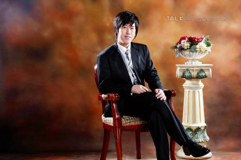 东方人,一个人,新郎,坐,笑,微笑,露齿笑,横图,室内,白天,正面,衬衫,西装,婚礼,快乐,椅子,亚洲,仅一个男性,仅一个人,套装,正装,庆祝,盛开,领带,结婚,二郎腿,花蕾,注视,职业装,黄种人,花,花瓣,花朵,鲜花,仅一个年轻男性,背景墙,花苞,花蕊,观察,看,喜庆,观看,纪念,装饰墙,察看,象征,庄重,关注,身份,正式,地位,男人,男性,年轻男性,亚洲人,坐着,半身,彩图,衬衣,高兴,shzxh1