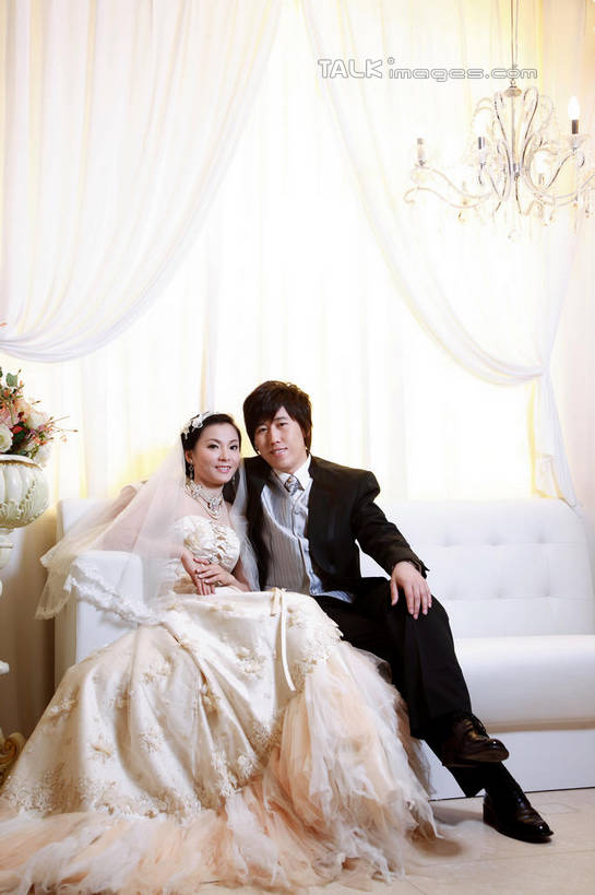 东方人,两个人,家庭,夫妻,新娘,新郎,坐,笑,微笑,露齿笑,竖图,室内,白天,正面,婚纱,衬衫,西装,爱情,婚礼,快乐,椅子,亚洲,套装,头纱,正装,庆祝,盛开,领带,结婚,浪漫,花蕾,注视,职业装,黄种人,花,花瓣,花朵,鲜花,背景墙,花苞,花蕊,观察,看,温暖,温馨,喜庆,一家人,恩爱,恋人,观看,纪念,装饰墙,和睦,察看,象征,庄重,关注,身份,正式,地位,男人,男性,年轻男性,年轻女性,女人,女性,亚洲人,年轻人,夫妇,情侣,坐着,半身,彩图,衬衣,婚礼服,礼服,高兴,婚礼头纱,伴侣,融洽,shzxh1