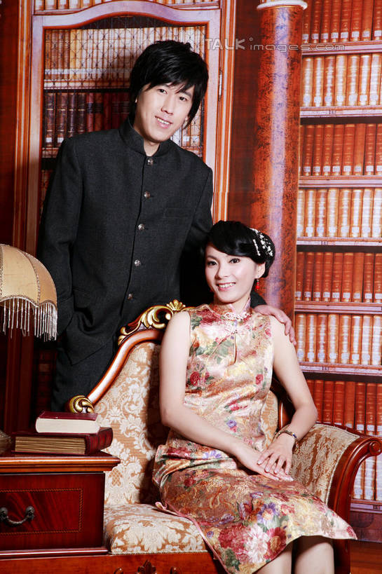 东方人,两个人,家庭,夫妻,新娘,新郎,站,坐,笑,微笑,露齿笑,竖图,室内,白天,正面,民族服装,制服,爱情,婚礼,快乐,柜子,台灯,书籍,椅子,照明,亚洲,一排,许多,旗袍,服装,庆祝,整齐,并列,并排,灯光,很多,结婚,浪漫,注视,黄种人,文化,中山装,灯,排列,衣服,书本,橱柜,灯具,书柜,观察,看,站着,温暖,温馨,喜庆,一家人,书橱,恩爱,恋人,服饰,观看,纪念,照亮,和睦,察看,衣着,照明设备,储存,穿着,队列,关注,中国文化,平行,储备,蕴藏,贮备,男人,男性,年轻男性,年轻女性,女人,女性,亚洲人,年轻人,夫妇,情侣,书,图书,站立,坐着,半身,彩图,传统服装,民俗服,高兴,毛装,人民服,伴侣,融洽,贮存,传统文化,shzxh1