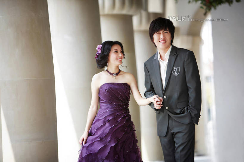 东方人,两个人,家庭,夫妻,新娘,新郎,站,握手,笑,微笑,露齿笑,横图,室外,白天,正面,婚纱,西装,爱情,婚礼,快乐,项链,亚洲,一排,套装,正装,庆祝,整齐,装饰,盛开,柱子,结婚,浪漫,花蕾,注视,职业装,黄种人,装饰品,花,花瓣,花朵,鲜花,排列,紫色,饰品,首饰,花苞,花蕊,观察,看,站着,温暖,温馨,喜庆,一家人,恩爱,恋人,观看,纪念,华丽,修饰,点缀,和睦,察看,队列,关注,手插袋,单手插袋,单手抄兜,单手放兜,衬托,美观,雅致,雅观,男人,男性,年轻男性,年轻女性,女人,女性,亚洲人,年轻人,夫妇,情侣,插兜,搀手,拉手,手插兜,手搀手,手放口袋,手拉手,手牵手,手握手,站立,半身,彩图,婚礼服,礼服,高兴,伴侣,融洽,手抄兜,shzxh1