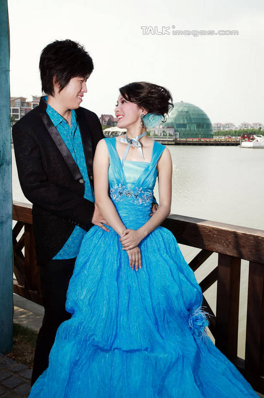 东方人,两个人,家庭,夫妻,新娘,新郎,栏杆,站,抱,竖图,室外,白天,正面,婚纱,西装,爱情,婚礼,快乐,河流,水,项链,亚洲,阴影,套装,正装,庆祝,光线,影子,河水,水流,围栏,结婚,浪漫,扭头,注视,职业装,黄种人,护栏,相视,装饰品,蓝色,阳光,饰品,首饰,观察,看,站着,转头,温暖,温馨,喜庆,一家人,面对面,恩爱,恋人,抱着,观看,纪念,对视,和睦,察看,互视,搂着,关注,相对,相看,男人,男性,年轻男性,年轻女性,女人,女性,亚洲人,年轻人,夫妇,情侣,怀抱,搂,搂抱,相抱,拥抱,站立,半身,彩图,婚礼服,礼服,高兴,伴侣,融洽,shzxh1