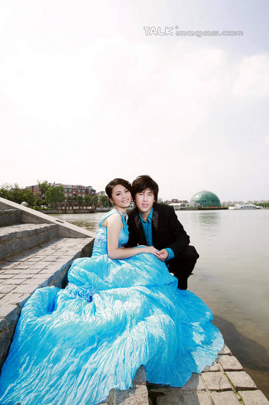 东方人,两个人,家庭,夫妻,新娘,新郎,栏杆,坐,蹲,笑,微笑,露齿笑,竖图,室外,白天,正面,婚纱,西装,爱情,婚礼,快乐,河流,水,楼梯,亚洲,阴影,波纹,套装,正装,庆祝,光线,扶手,影子,阶梯,河水,水流,涟漪,结婚,浪漫,依偎,注视,职业装,黄种人,护栏,台阶,蓝色,倒影,蓝天,水纹,天空,阳光,波浪,天,观察,看,靠,靠着,倚靠,温暖,温馨,喜庆,一家人,恩爱,恋人,晴朗,观看,纪念,和睦,察看,倒映,倚着,关注,万里无云,水晕,依附,依赖,投靠,反照,男人,男性,年轻男性,年轻女性,女人,女性,亚洲人,年轻人,夫妇,情侣,晴空,晴空万里,蹲着,坐着,彩图,全身,婚礼服,礼服,高兴,伴侣,融洽,shzxh1