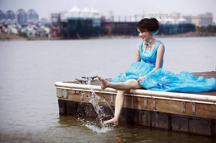 东方人,腿部,脚,脚趾,脚趾甲,腿,一个人,新娘,高楼大厦,码头,坐,笑,微笑,露齿笑,横图,室外,白天,正面,婚纱,婚礼,快乐,办公楼,河流,水,大厦,港口,建筑,摩天大楼,写字楼,亚洲,仅一个年轻女性,仅一个女性,仅一个人,踢,阴影,波纹,飞溅,庆祝,溅,光线,木板,液体,影子,河水,水滴,水流,桥,木桥,涟漪,结婚,注视,黄种人,光脚,栈桥,水珠,蓝色,倒影,蓝天,水纹,天空,阳光,楼宇,波浪,天,观察,看,喜庆,赤脚,商务楼,晴朗,观看,纪念,人行桥,木板桥,察看,倒映,关注,喷洒,万里无云,水晕,反照,年轻女性,女人,女性,亚洲人,脚指甲,晴空,晴空万里,坐着,彩图,全身,婚礼服,礼服,高兴,摆渡口,埠头,大楼,渡口,渡头,港湾,高层建筑,高楼,海港,货运码头,口岸,摩天楼,商港,shzxh1