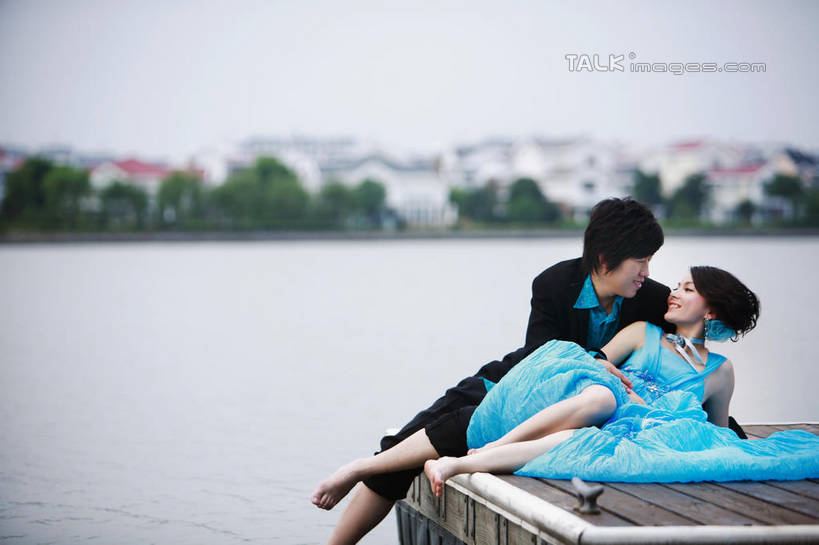 东方人,两个人,家庭,夫妻,新娘,新郎,家,码头,躺,抱,笑,微笑,露齿笑,横图,室外,白天,正面,婚纱,西装,爱情,婚礼,快乐,河流,水,植物,港口,亚洲,阴影,波纹,套装,正装,庆祝,光线,木板,影子,房屋,屋子,河水,水流,公寓,桥,木桥,涟漪,结婚,浪漫,注视,职业装,黄种人,光脚,洋房,楼房,相视,住宅,栈桥,树,树木,蓝色,绿色,倒影,蓝天,水纹,天空,阳光,自然,波浪,天,观察,看,温暖,温馨,喜庆,一家人,面对面,赤脚,恩爱,恋人,生长,晴朗,成长,抱着,观看,纪念,人行桥,木板桥,对视,和睦,察看,倒映,互视,搂着,关注,相对,万里无云,相看,水晕,反照,卧着,男人,男性,年轻男性,年轻女性,女人,女性,亚洲人,年轻人,夫妇,情侣,晴空,晴空万里,怀抱,搂,搂抱,躺着,卧,相抱,拥抱,彩图,全身,婚礼服,礼服,高兴,房子,摆渡口,埠头,渡口,渡头,港湾,海港,货运码头,口岸,商港,伴侣,融洽,shzxh1