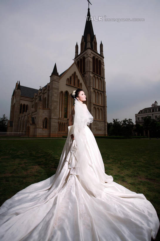 东方人,一个人,新娘,教堂,站,竖图,室外,白天,仰视,婚纱,婚礼,快乐,草地,草坪,植物,亚洲,仅一个年轻女性,仅一个女性,仅一个人,阴影,头纱,节日,庆祝,光线,影子,云,云朵,结婚,云彩,注视,黄种人,文化,草,蓝色,绿色,白色,白云,蓝天,天空,阳光,天,观察,看,祈祷,站着,健康,喜庆,许愿,宗教,信仰,晴朗,观看,纪念,祈求,察看,基督教,关注,天主教,信念,平安,年轻女性,女人,女性,亚洲人,晴空,站立,彩图,低角度拍摄,全身,婚礼服,礼服,高兴,大教堂,礼拜堂,婚礼头纱,shzxh1