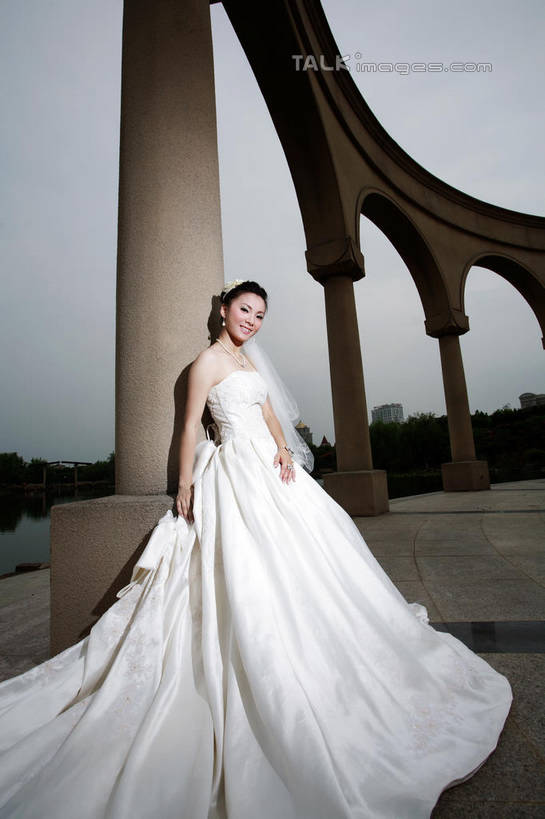 东方人,一个人,新娘,站,竖图,室外,白天,仰视,婚纱,婚礼,快乐,石头,植物,亚洲,仅一个年轻女性,仅一个女性,仅一个人,一排,阴影,头纱,庆祝,整齐,光线,石子,影子,柱子,结婚,注视,黄种人,树,树木,排列,蓝色,绿色,白色,蓝天,天空,阳光,自然,天,观察,看,靠,靠着,倚靠,站着,喜庆,生长,晴朗,成长,观看,纪念,察看,倚着,队列,关注,万里无云,年轻女性,女人,女性,亚洲人,石块,晴空,晴空万里,站立,半身,彩图,低角度拍摄,婚礼服,礼服,高兴,婚礼头纱,shzxh1