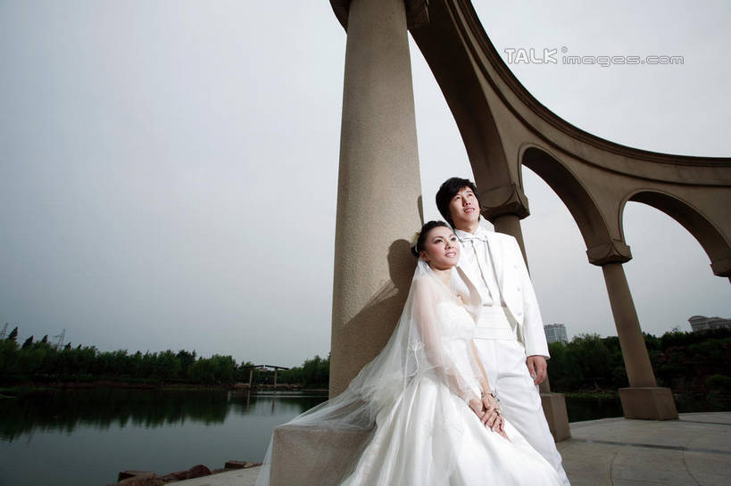 东方人,两个人,家庭,夫妻,新娘,新郎,站,笑,微笑,露齿笑,横图,室外,白天,仰视,婚纱,西装,爱情,婚礼,快乐,河流,水,植物,亚洲,一排,阴影,套装,头纱,正装,庆祝,整齐,光线,影子,柱子,墙,河水,水流,结婚,浪漫,注视,职业装,黄种人,墙壁,墙面,树,树木,排列,蓝色,绿色,倒影,蓝天,天空,阳光,自然,天,观察,看,站着,温暖,温馨,喜庆,一家人,恩爱,恋人,生长,晴朗,成长,观看,纪念,和睦,察看,倒映,队列,关注,万里无云,反照,男人,男性,年轻男性,年轻女性,女人,女性,亚洲人,年轻人,夫妇,情侣,晴空,晴空万里,站立,半身,彩图,低角度拍摄,婚礼服,礼服,高兴,婚礼头纱,伴侣,融洽,shzxh1