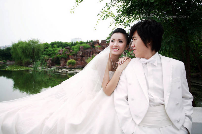 东方人,两个人,家庭,夫妻,新娘,新郎,坐,笑,微笑,露齿笑,横图,室外,白天,正面,婚纱,西装,爱情,婚礼,快乐,草地,草坪,河流,水,植物,亚洲,阴影,波纹,套装,头纱,正装,庆祝,光线,影子,河水,水流,涟漪,结婚,浪漫,扭头,注视,职业装,黄种人,草,树,树木,蓝色,绿色,白色,倒影,蓝天,水纹,天空,阳光,自然,波浪,天,观察,看,靠,靠着,倚靠,转头,温暖,温馨,喜庆,一家人,恩爱,恋人,生长,晴朗,成长,观看,纪念,和睦,察看,倒映,双手插袋,倚着,关注,手插袋,万里无云,水晕,双手抄兜,双手放兜,反照,男人,男性,年轻男性,年轻女性,女人,女性,亚洲人,年轻人,夫妇,情侣,晴空,晴空万里,插兜,两手抄兜,两手放兜,手插兜,手放口袋,坐着,半身,彩图,婚礼服,礼服,高兴,婚礼头纱,伴侣,融洽,手抄兜,shzxh1