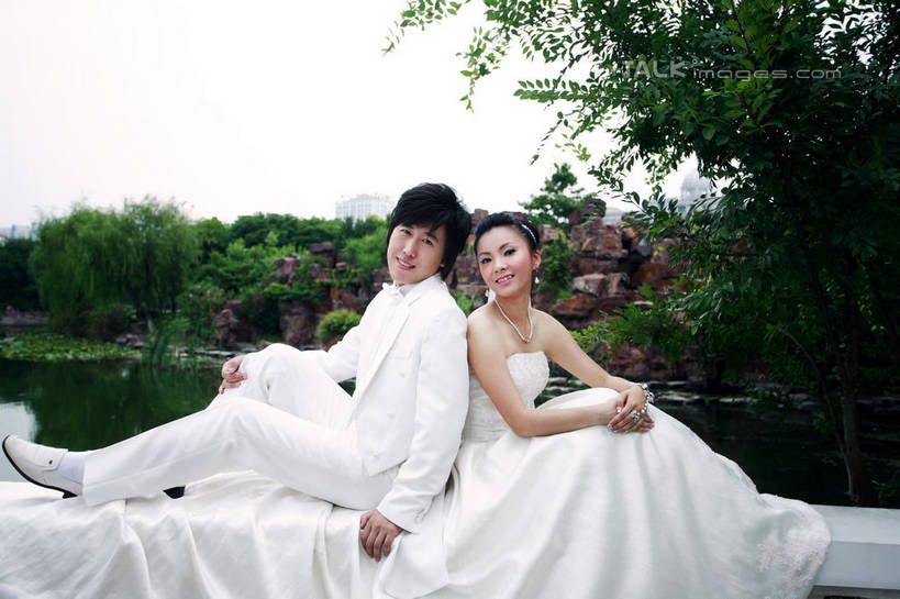 东方人,两个人,家庭,夫妻,新娘,新郎,坐,笑,微笑,露齿笑,横图,室外,白天,侧面,婚纱,西装,爱情,婚礼,快乐,安全,河流,水,植物,亚洲,阴影,波纹,套装,头纱,正装,庆祝,光线,影子,河水,水流,涟漪,结婚,浪漫,扭头,依靠,注视,职业装,黄种人,树,树木,绿色,白色,倒影,水纹,阳光,自然,波浪,观察,看,倚靠,转头,背靠背,温暖,温馨,喜庆,一家人,恩爱,背对背,恋人,生长,成长,抱膝,观看,纪念,和睦,察看,倒映,关注,水晕,反照,信任,男人,男性,年轻男性,年轻女性,女人,女性,亚洲人,年轻人,夫妇,情侣,屈膝,坐着,彩图,全身,婚礼服,礼服,高兴,婚礼头纱,伴侣,融洽,shzxh1