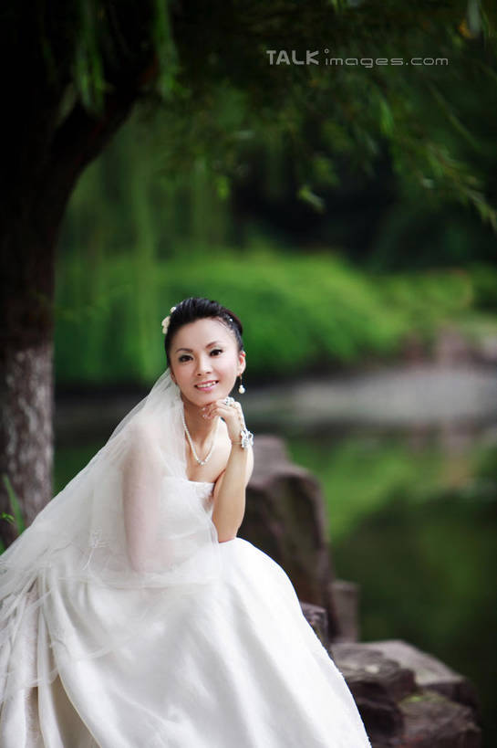 东方人,一个人,新娘,坐,笑,微笑,露齿笑,竖图,室外,白天,侧面,婚纱,婚礼,快乐,河流,水,植物,亚洲,仅一个年轻女性,仅一个女性,仅一个人,阴影,头纱,庆祝,光线,影子,河水,水流,结婚,扭头,注视,黄种人,树,树木,绿色,白色,阳光,自然,观察,看,转头,喜庆,生长,成长,观看,纪念,察看,关注,年轻女性,女人,女性,亚洲人,坐着,半身,彩图,婚礼服,礼服,高兴,婚礼头纱,shzxh1