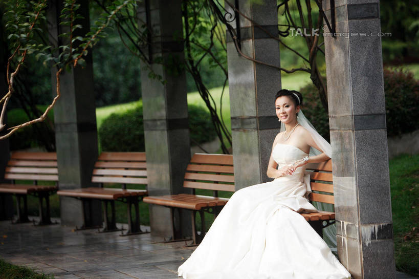 东方人,一个人,新娘,坐,笑,微笑,横图,室外,白天,侧面,婚纱,婚礼,快乐,草地,草坪,植物,椅子,亚洲,仅一个年轻女性,仅一个女性,仅一个人,一排,握,头纱,庆祝,整齐,柱子,木椅,结婚,注视,黄种人,草,树,树木,排列,绿色,白色,自然,观察,看,喜庆,握着,生长,成长,观看,纪念,察看,队列,关注,年轻女性,女人,女性,亚洲人,坐着,半身,彩图,婚礼服,礼服,高兴,婚礼头纱,shzxh1