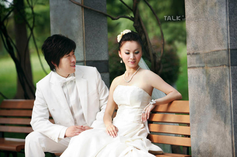 东方人,两个人,家庭,夫妻,新娘,新郎,坐,笑,微笑,横图,室外,白天,正面,婚纱,西装,爱情,婚礼,快乐,草地,草坪,植物,椅子,亚洲,阴影,套装,头纱,正装,庆祝,光线,影子,柱子,木椅,结婚,浪漫,扭头,注视,职业装,黄种人,草,树,树木,绿色,白色,阳光,自然,观察,看,转头,温暖,温馨,喜庆,一家人,恩爱,恋人,生长,成长,观看,纪念,和睦,察看,关注,男人,男性,年轻男性,年轻女性,女人,女性,亚洲人,年轻人,夫妇,情侣,坐着,半身,彩图,婚礼服,礼服,高兴,婚礼头纱,伴侣,融洽,shzxh1