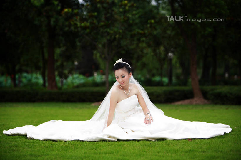 东方人,一个人,新娘,坐,笑,微笑,横图,室外,白天,正面,婚纱,婚礼,快乐,草地,草坪,植物,亚洲,仅一个年轻女性,仅一个女性,仅一个人,阴影,头纱,庆祝,光线,影子,结婚,注视,黄种人,草,树,树木,绿色,白色,阳光,自然,低头,观察,看,喜庆,生长,成长,观看,纪念,察看,关注,垂头,年轻女性,女人,女性,亚洲人,坐着,彩图,全身,婚礼服,礼服,高兴,婚礼头纱,shzxh1