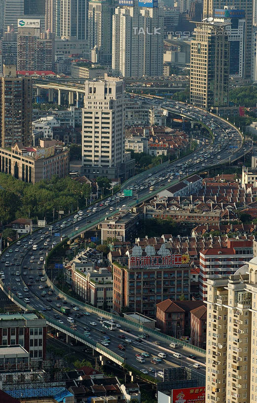 无人,高楼大厦,竖图,俯视,航拍,室外,白天,度假,美景,城市风光,标志建筑,城市,大厦,道路,地标,建筑,路,摩天大楼,公路,汽车,上海,中国,亚洲,许多,阴影,曲折,弯曲,光线,影子,景观,高架,建筑群,交通,很多,娱乐,建设,车,蓝色,蓝天,天空,阳光,交通工具,轿车,外滩,天,享受,休闲,景色,放松,蜿蜒,晴朗,虹桥机场,申,鸟瞰,载具,高架桥,黄浦区,东亚,长宁区,上海市,高架道路,跨线桥,万里无云,中华人民共和国,沪,华东地区,虹桥路,上海虹桥国际机场,晴空,晴空万里,彩图,高角度拍摄,大楼,高层建筑,高楼,摩天楼,上海延安高架路,shzxz1