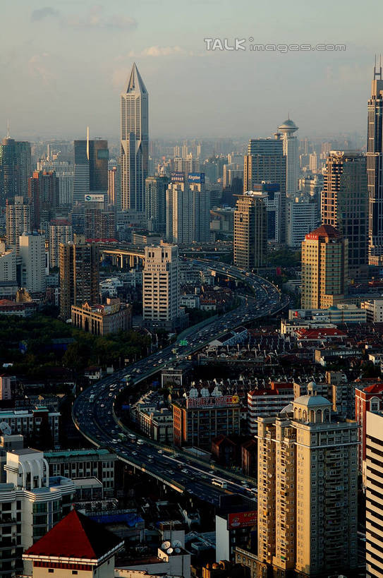 无人,高楼大厦,竖图,俯视,航拍,室外,白天,度假,美景,城市风光,标志建筑,城市,大厦,道路,地标,建筑,路,摩天大楼,公路,汽车,上海,中国,亚洲,许多,阴影,曲折,弯曲,光线,影子,景观,高架,建筑群,交通,很多,娱乐,建设,车,蓝色,蓝天,天空,阳光,交通工具,轿车,外滩,天,享受,休闲,景色,放松,蜿蜒,晴朗,虹桥机场,申,鸟瞰,载具,高架桥,黄浦区,东亚,长宁区,上海市,高架道路,跨线桥,万里无云,中华人民共和国,沪,华东地区,虹桥路,上海虹桥国际机场,晴空,晴空万里,彩图,高角度拍摄,大楼,高层建筑,高楼,摩天楼,上海延安高架路,shzxz1