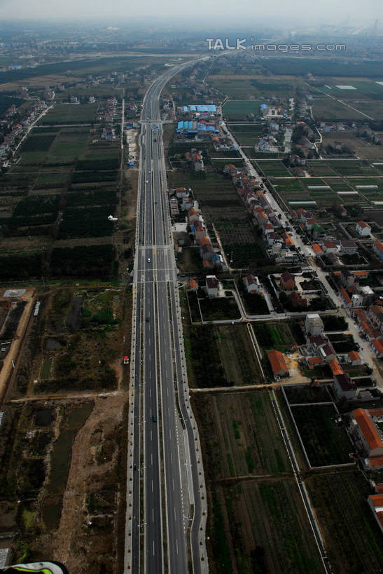 无人,家,竖图,俯视,航拍,室外,白天,旅游,度假,美景,植物,城市风光,城市,道路,建筑,路,路灯,公路,照明,上海,中国,亚洲,阴影,光线,影子,房屋,屋子,景观,公寓,建筑群,灯光,交通,娱乐,建设,洋房,楼房,住宅,灯,树,树木,蓝色,绿色,蓝天,天空,阳光,自然,天,享受,休闲,景色,放松,生长,晴朗,成长,照亮,申,照明设备,鸟瞰,长江隧道,东亚,上海市,万里无云,中华人民共和国,沪,华东地区,崇明县,晴空,晴空万里,马路,彩图,高角度拍摄,房子,上海长江隧道,shzxz1