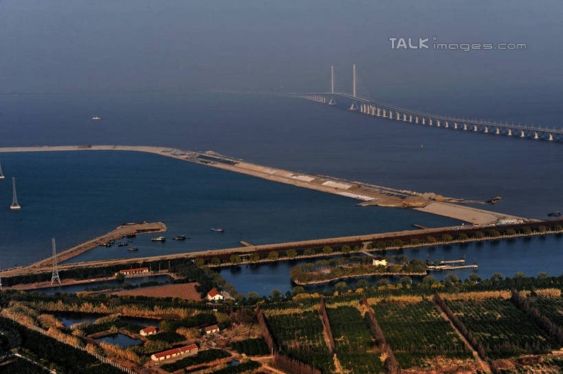 无人,家,横图,俯视,航拍,室外,白天,旅游,度假,海浪,海洋,美景,城市风光,标志建筑,城市,大桥,地标,建筑,桥梁,上海,中国,亚洲,阴影,光线,影子,房屋,屋子,景观,浪花,公寓,建筑群,桥,娱乐,建设,跨海大桥,浦东,洋房,楼房,住宅,蓝色,蓝天,天空,阳光,海水,天,享受,休闲,景色,放松,晴朗,申,鸟瞰,海景,东海大桥,浦东新区,东亚,上海市,万里无云,中华人民共和国,沪,华东地区,大海,风浪,海,海水的波动,近岸浪,涌浪,晴空,晴空万里,彩图,高角度拍摄,房子,shzxz1