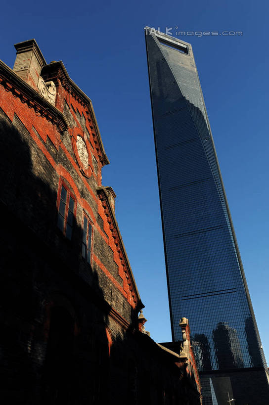 无人,宾馆,高楼大厦,竖图,室外,白天,仰视,度假,美景,城市风光,城市,大厦,建筑,摩天大楼,上海,中国,亚洲,阴影,光线,影子,景观,娱乐,浦东,蓝色,蓝天,天空,阳光,天,享受,休闲,景色,放松,环球金融中心,晴朗,申,柏悦酒店,陆家嘴,浦东新区,上海环球金融中心,东亚,上海市,万里无云,中华人民共和国,沪,华东地区,环球金融中心大厦,晴空,晴空万里,彩图,低角度拍摄,大楼,高层建筑,高楼,客店,客栈,旅店,旅馆,旅舍,摩天楼,shzxz1