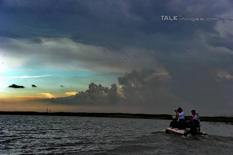东方人,四个人,同事,科学家,站,横图,室外,白天,正面,旅游,度假,成功,合作,团队,集体,信心,日出,湖,湖泊,美景,水,太阳,船,上海,中国,亚洲,一艘,阴影,波纹,飞溅,服装,溅,光线,液体,影子,地平线,湖面,景观,水滴,水流,水面,云,云朵,辽阔,地面,朝霞,晨曦,黎明,云彩,注视,休闲装,黄种人,娱乐,队伍,水珠,衣服,白云,水纹,阳光,自然,船尾波,交通工具,波浪,湖水,沙洲,观察,看,站着,享受,休闲,广阔,休闲服,景色,放松,服饰,观看,一望无际,申,察看,领导,科研人员,成就,关注,喷洒,自然风光,载具,延伸,研究者,合伙,领袖,气垫船,青草沙,东亚,科学研究者,上海市,长兴岛,中华人民共和国,天地相交,沪,华东地区,崇明县,无边无际,一马平川,地质学家,男人,男性,年轻男性,亚洲人,科学工作者,朝阳,站立,彩图,全身,卯时,破晓,日始,冲积沙洲,固定沙,shzxz1