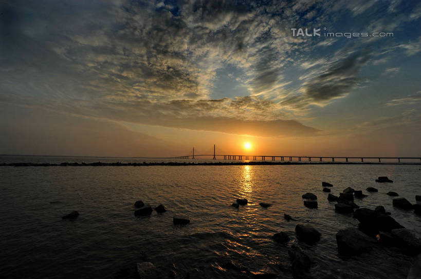 无人,横图,室外,白天,正面,旅游,度假,海浪,海洋,石头,日落,太阳,标志建筑,大桥,地标,建筑,桥梁,上海,中国,亚洲,阴影,波纹,光线,石子,影子,浪花,晚霞,霞光,落日,桥,涟漪,背光,娱乐,建设,跨海大桥,水纹,阳光,海水,黄昏,波浪,沙洲,享受,休闲,旅游胜地,彩霞,放松,波光粼粼,申,逆光,海景,青草沙,东亚,上海市,长兴岛,中华人民共和国,沪,华东地区,水晕,崇明县,夕照,薄暮,大海,风浪,海,海水的波动,海滩,近岸浪,石块,岩石,涌浪,夕阳,彩图,傍晚,冲积沙洲,固定沙,斜阳,shzxz1