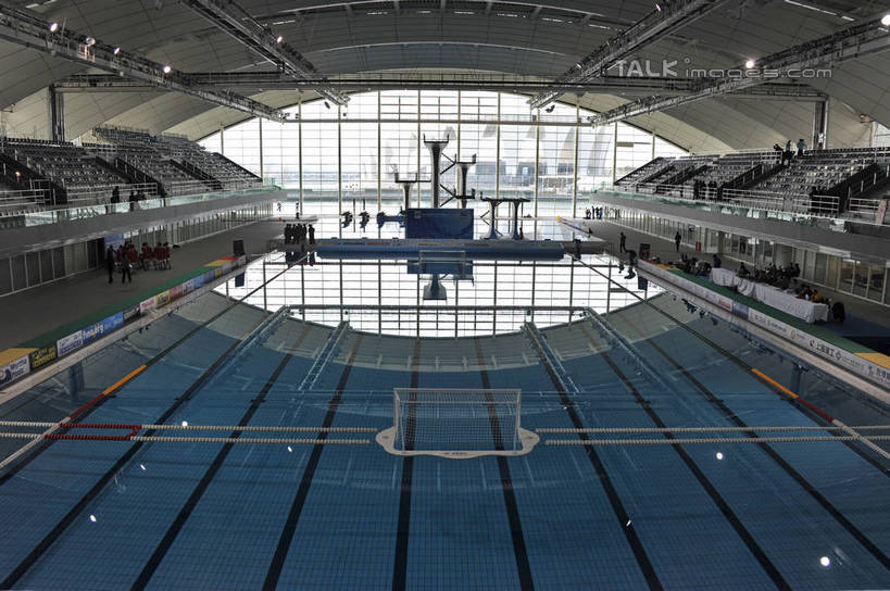 无人,体育馆,游泳池,横图,室内,白天,正面,度假,美景,水,窗户,落地窗,城市风光,城市,照明,上海,中国,亚洲,景观,水池,水面,看台,灯光,娱乐,运动器械,泳池,浦东,顶灯,玻璃窗,座位,灯,灯具,享受,休闲,健身器械,景色,放松,照亮,申,游泳馆,照明设备,跳板,健身器材,浦东新区,上海东方体育中心,东亚,上海市,中华人民共和国,沪,华东地区,坐位,彩图,海上皇冠,上海水上竞技中心,助跳板,运动器材,shzxz1