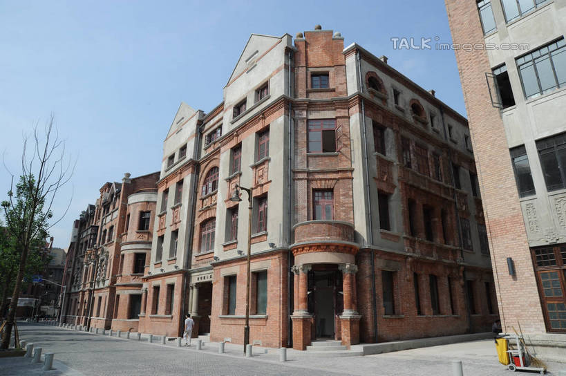 无人,家,横图,室外,白天,仰视,度假,美景,植物,城市风光,标志建筑,城市,道路,地标,建筑,路,上海,中国,亚洲,阴影,光线,影子,房屋,屋子,景观,公寓,建筑群,小路,交通,娱乐,建设,洋房,圆明园路,楼房,住宅,树,树木,蓝色,绿色,蓝天,天空,阳光,自然,天,享受,休闲,景色,放松,生长,晴朗,成长,申,黄浦区,外滩源,圆明园公寓,东亚,上海市,万里无云,中华人民共和国,沪,华东地区,晴空,晴空万里,彩图,低角度拍摄,房子,shzxz1