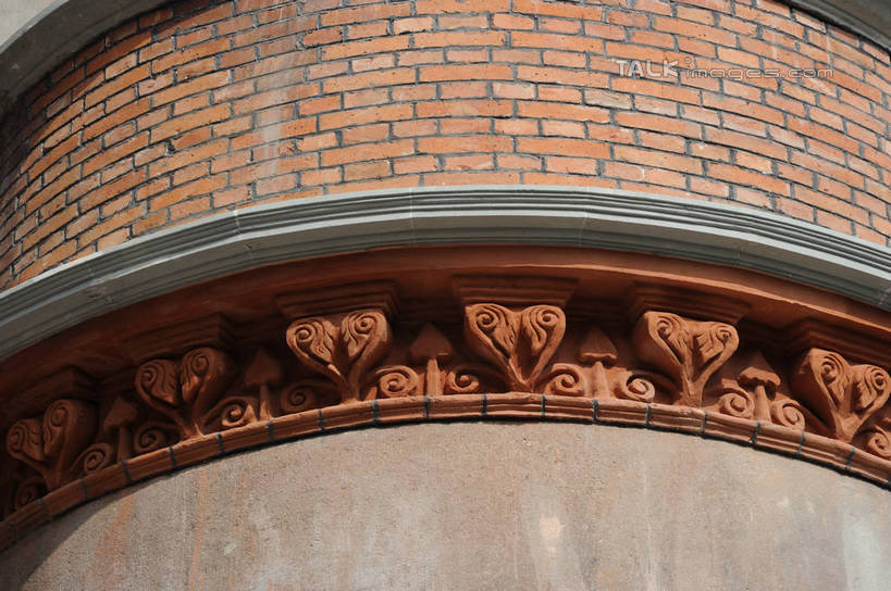 无人,家,横图,室外,特写,白天,仰视,度假,绘画,建材,美景,窗户,城市风光,标志建筑,城市,地标,建筑,雕塑,上海,中国,亚洲,艺术,装饰,标志,材料,雕刻,雕像,浮雕,文字,砖,砖块,字符,房屋,墙,屋子,景观,公寓,建筑群,文化,娱乐,标识,建设,洋房,圆明园路,楼房,玻璃窗,墙壁,墙面,住宅,工艺品,享受,休闲,汉字,砖头,景色,放松,建造,红砖,纪念,美术,申,中文,主题,陈列,黄浦区,外滩源,圆明园公寓,东亚,上海市,中华人民共和国,沪,华东地区,功能,美学,国文,华文,石料,画画,彩图,低角度拍摄,房子,砌墙砖,shzxz1