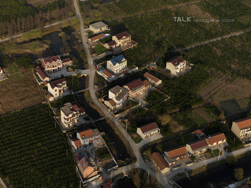 无人,家,横图,俯视,航拍,室外,白天,度假,草地,草坪,美景,树林,植物,城市风光,城市,道路,路,公路,上海,中国,亚洲,阴影,光线,影子,房屋,屋子,景观,公寓,交通,娱乐,洋房,楼房,住宅,草,树,树木,绿色,阳光,自然,沙洲,享受,休闲,景色,放松,生长,成长,申,鸟瞰,青草沙,东亚,上海市,长兴岛,中华人民共和国,沪,华东地区,崇明县,马路,彩图,高角度拍摄,房子,冲积沙洲,崇明,固定沙,shzxz1