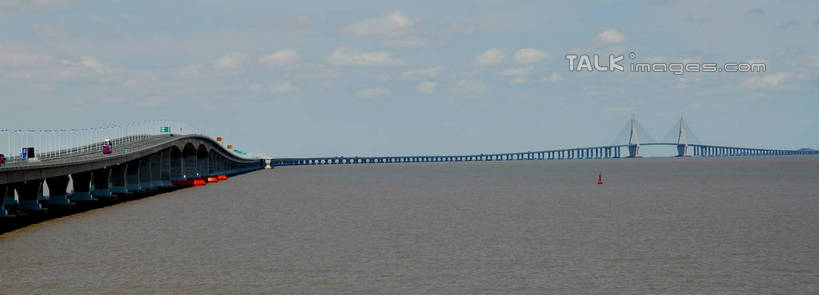 无人,横图,室外,白天,正面,旅游,度假,海浪,海洋,标志建筑,大桥,地标,建筑,桥梁,指示牌,汽车,上海,中国,亚洲,阴影,光线,标志,路标,影子,浪花,云,云朵,桥,云彩,娱乐,标识,建设,跨海大桥,浦东,路牌,车,蓝色,白云,蓝天,天空,阳光,海水,交通工具,轿车,天,享受,休闲,旅游胜地,放松,晴朗,申,载具,海景,东海大桥,浦东新区,东亚,上海市,中华人民共和国,沪,华东地区,大海,风浪,海,海水的波动,近岸浪,涌浪,晴空,彩图,shzxz1