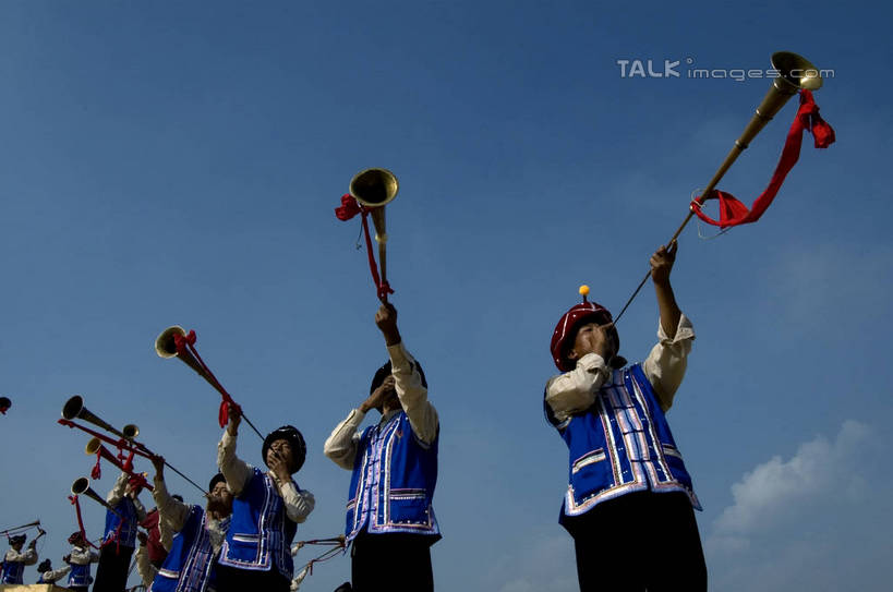 东方人,同事,站,横图,室外,白天,仰视,民族服装,成功,合作,团队,集体,信心,亚洲,一排,握,阴影,整齐,光线,丝绸,丝带,头巾,影子,云,云朵,吹奏乐器,缎带,乐器,许多人,吹奏,拿,演奏,云彩,拿着,注视,黄种人,队伍,绸带,排列,蓝色,白云,蓝天,天空,阳光,天,观察,看,站着,一群人,握着,晴朗,观看,察看,领导,成就,队列,关注,合伙,领袖,唢呐,男人,男性,年轻男性,亚洲人,晴空,站立,半身,彩图,低角度拍摄,传统服装,民俗服,shzxz1