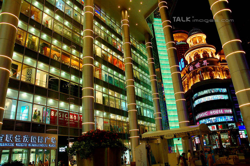 无人,高楼大厦,商店,横图,彩色,室外,夜晚,仰视,购物,度假,消费,美景,城市风光,标志建筑,超市,城市,大厦,地标,建筑,摩天大楼,霓虹灯,商场,上海,中国,亚洲,阴影,朦胧,模糊,光线,影子,景观,建筑群,灯光,七彩,娱乐,光源,建设,霓虹,灯,享受,休闲,景色,放松,金融,百货,申,照明设备,选购,贸易,百货公司,黄浦区,东亚,上海市,中华人民共和国,沪,华东地区,氖灯,血拼,彩图,低角度拍摄,大楼,高层建筑,高楼,购物商场,购物中心,摩天楼,商业中心,新世界百货,shzxz1